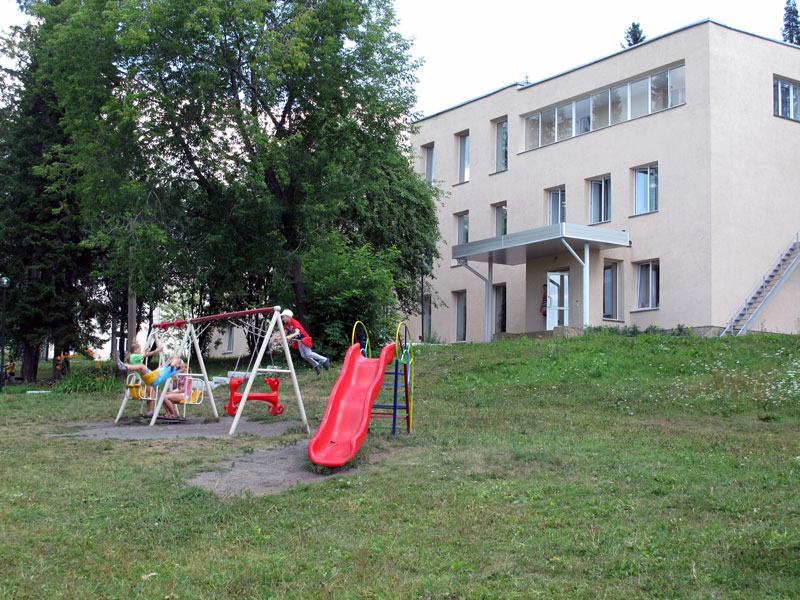 санаторий Нижние Серги детская площадка на фоне корпуса 2