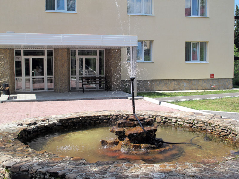 санаторий Нижние Серги фонтан на фоне корпуса 6